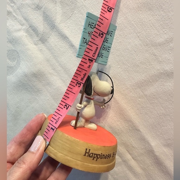 Peanuts Gallery Hallmark Snoopy Happiness Is A Sure Bet Figurine 2015 - Picture 10 of 10